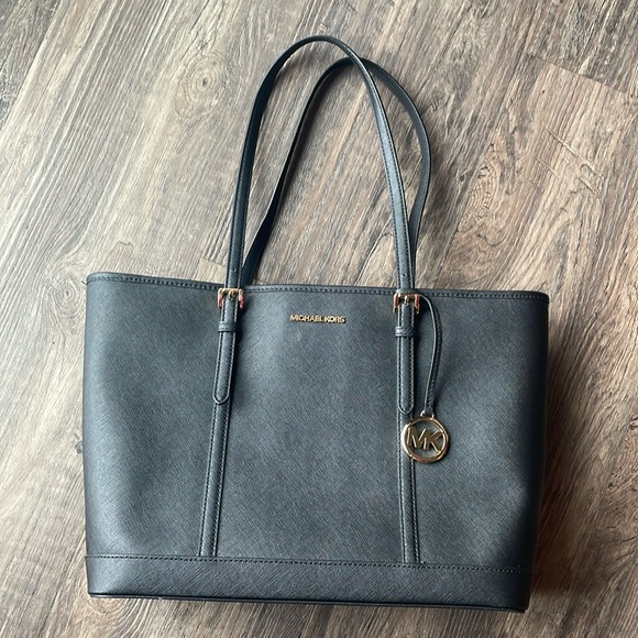 Black Jet Set Travel Large Saffiano Leather Tote - Picture 1 of 10